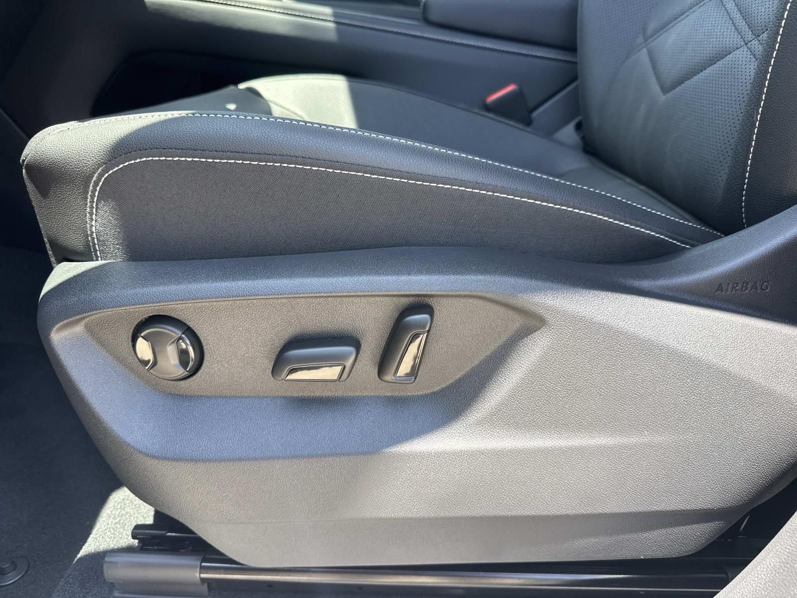 New 2026 Silver Volkswagen 2.0T SE image 9