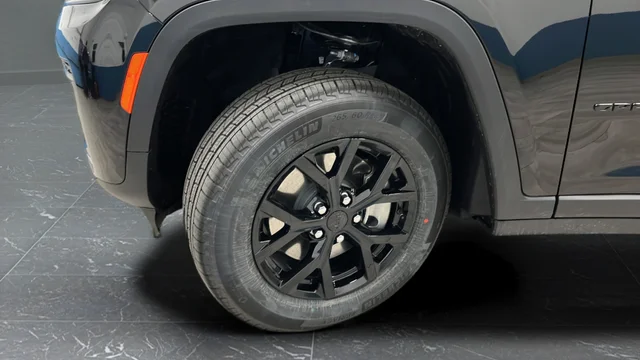 New 2026 Diamond Black Crystal Pearl-Coat Exterior Paint Jeep Laredo image 38