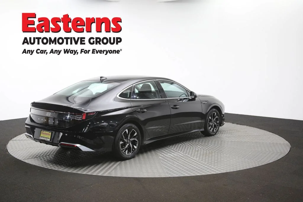 Used 2025 Black Hyundai SEL image 42