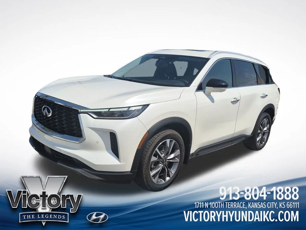 Used 2022 White INFINITI LUXE image 1