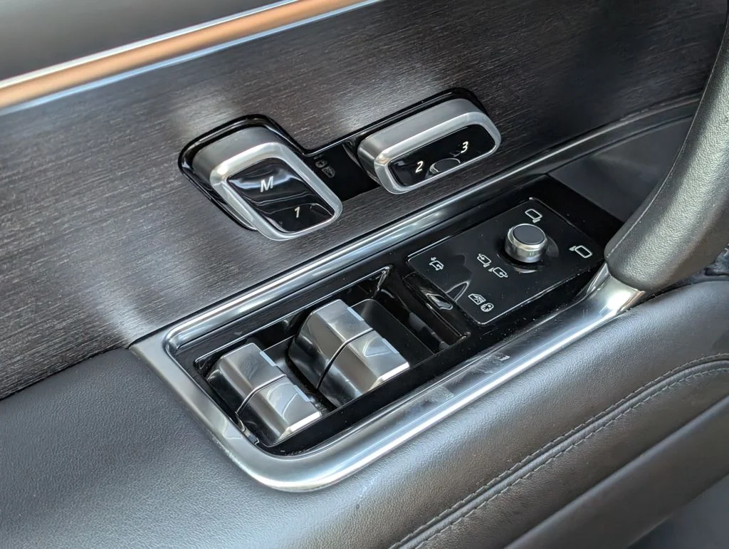 New 2023 Eiger Grey Land Rover SE image 28