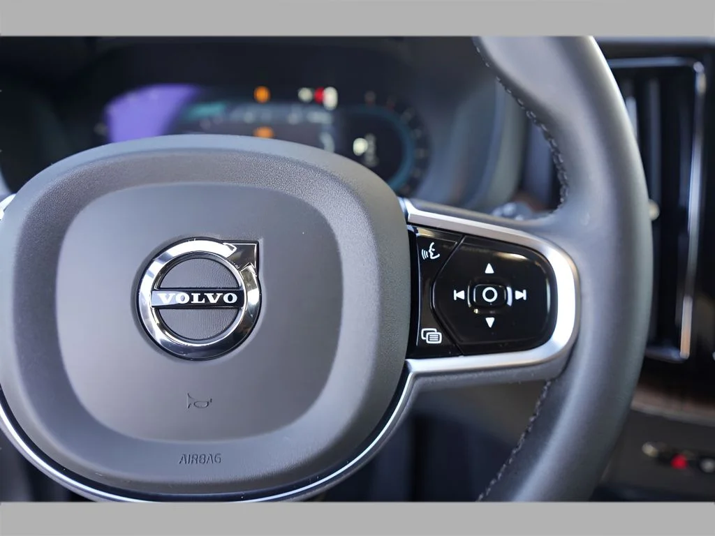 2025 Volvo XC60 Plus - Photo 12