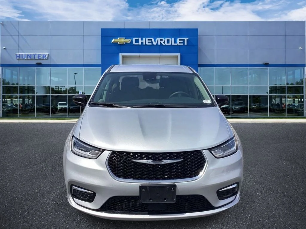 Used 2024 Silver Mist Clearcoat Chrysler Hybrid Select image 4