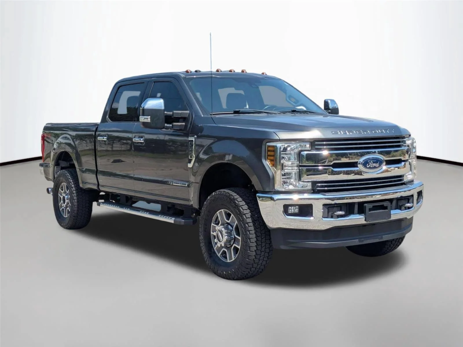 Used 2018 Magnetic Metallic Ford LARIAT image 3