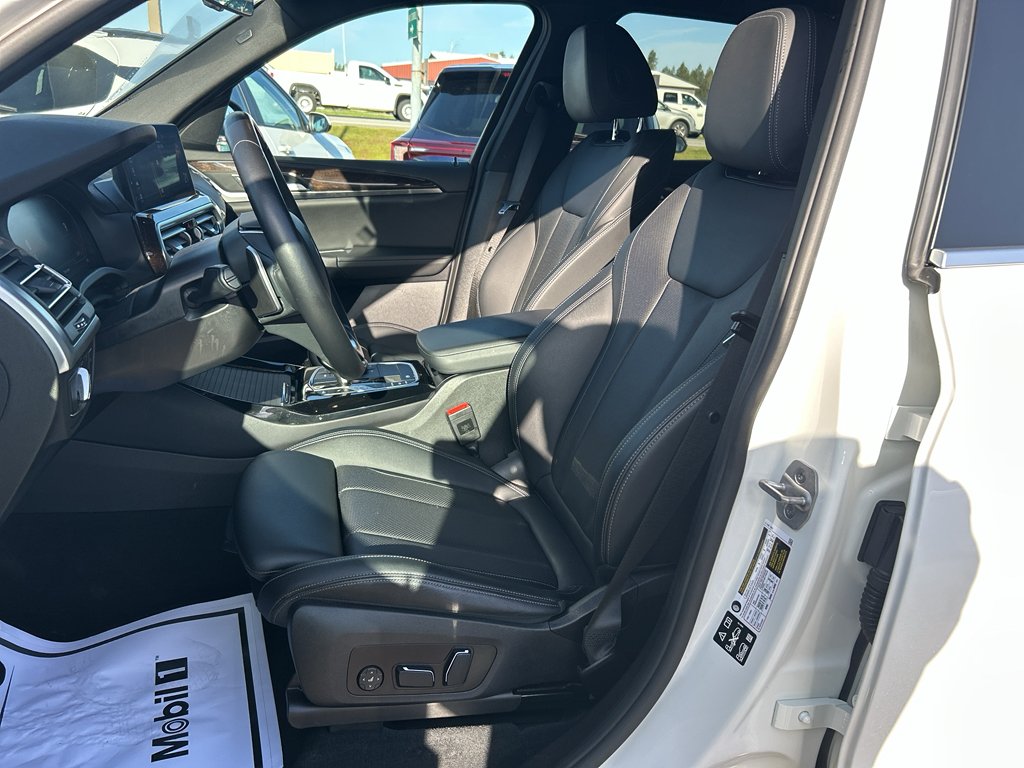 Used 2024 White BMW xDrive30i image 11