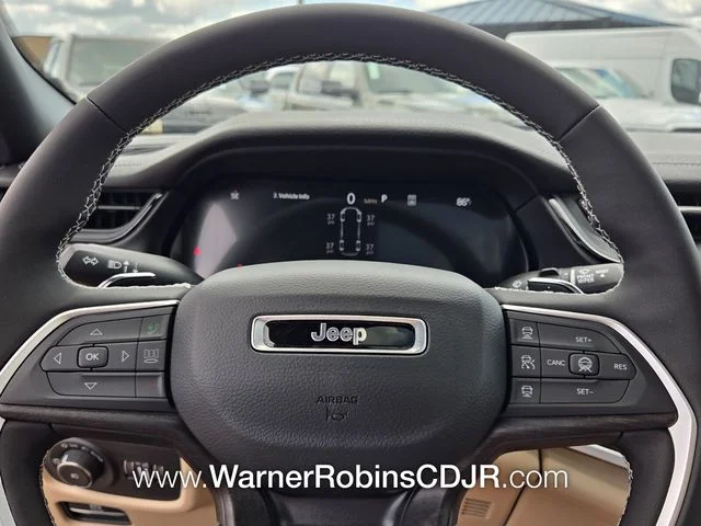 New 2026 Diamond Black Crystal Pearl-Coat Exterior Paint Jeep Limited image 27