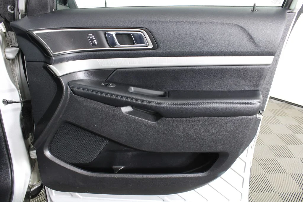 Used 2016 Ingot Silver Ford XLT image 10