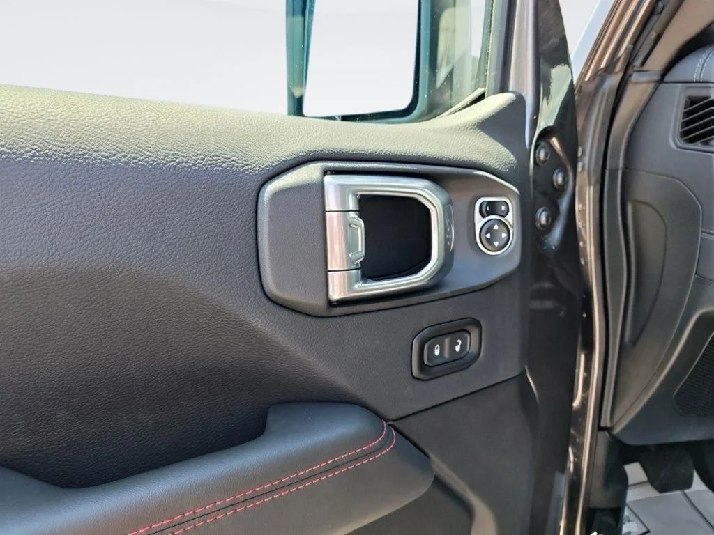 New 2026 Granite Crystal Metallic Clear-Coat Exterior Paint Jeep Rubicon X image 17