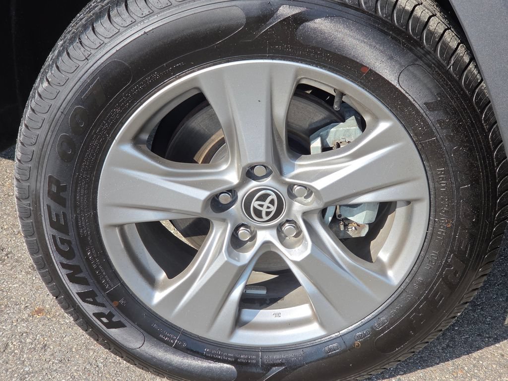 2024 Toyota RAV4 XLE - Photo 17