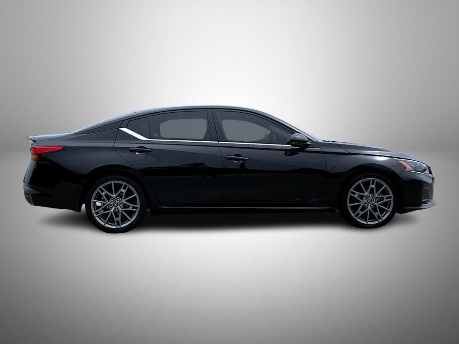 Used 2023 Black Nissan 2.0 SR image 4