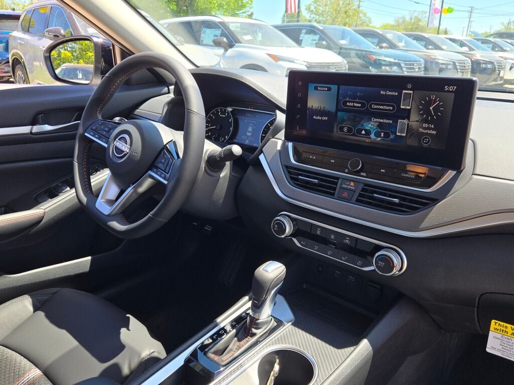 New 2026 Pearl White TriCoat / Super Black Two-tone Nissan SR image 7