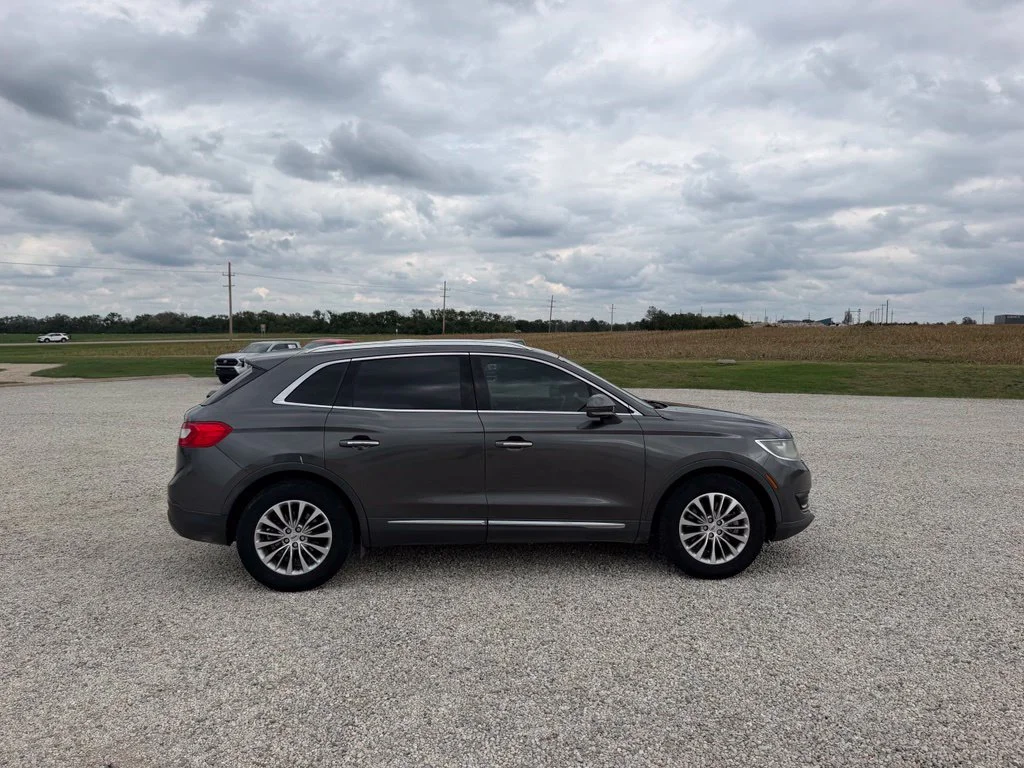Used 2017 Gray Lincoln Select image 2