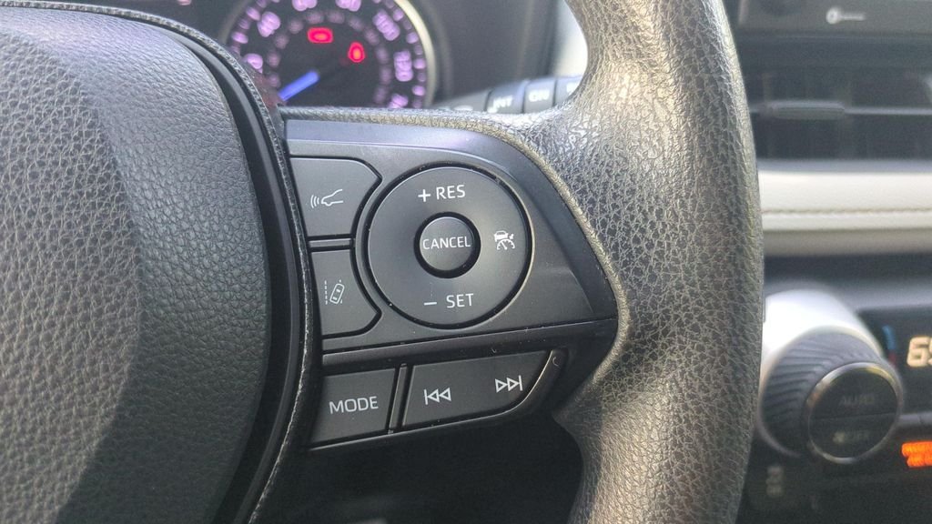 Used 2020  Toyota XLE image 21