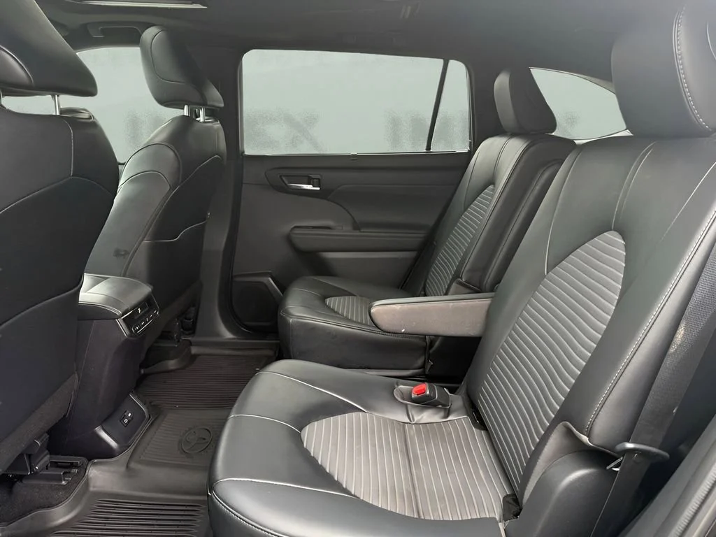 Used 2023  Toyota L image 13