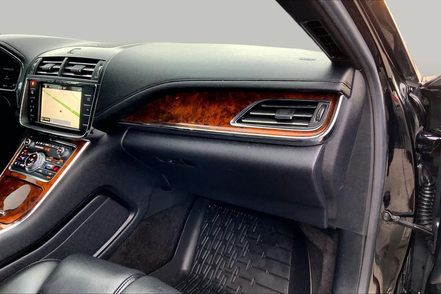 Used 2018 Black Velvet Lincoln Reserve image 14