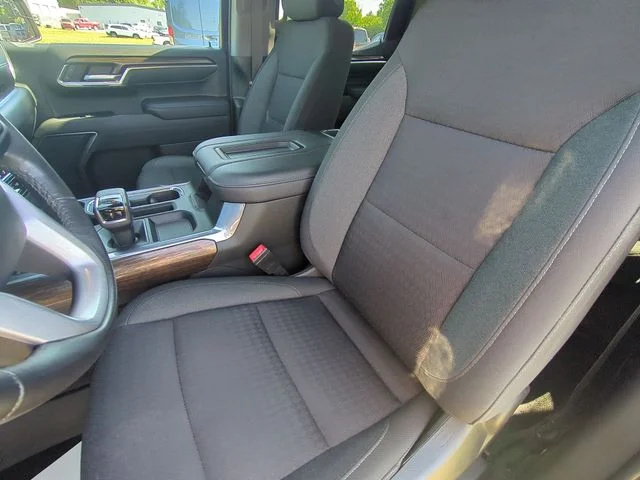 Used 2022 White GMC Elevation image 21
