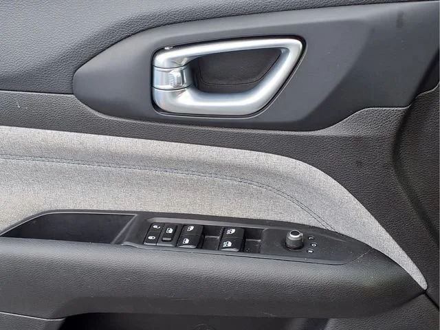 Used 2024  Jeep Latitude image 16