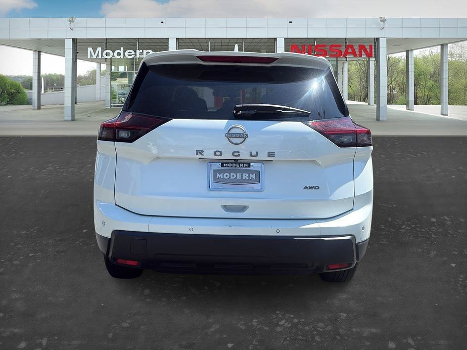Used 2025 Everest White Pearl Nissan SV image 4