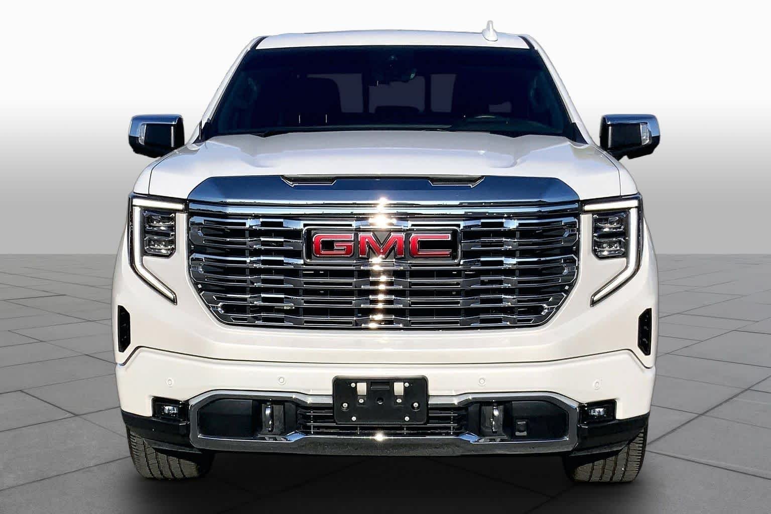 Used 2024 White Frost Tricoat GMC Denali image 4