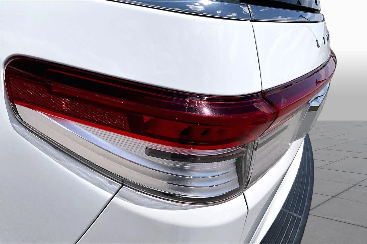 Used 2023 Pristine White Lincoln Reserve image 27