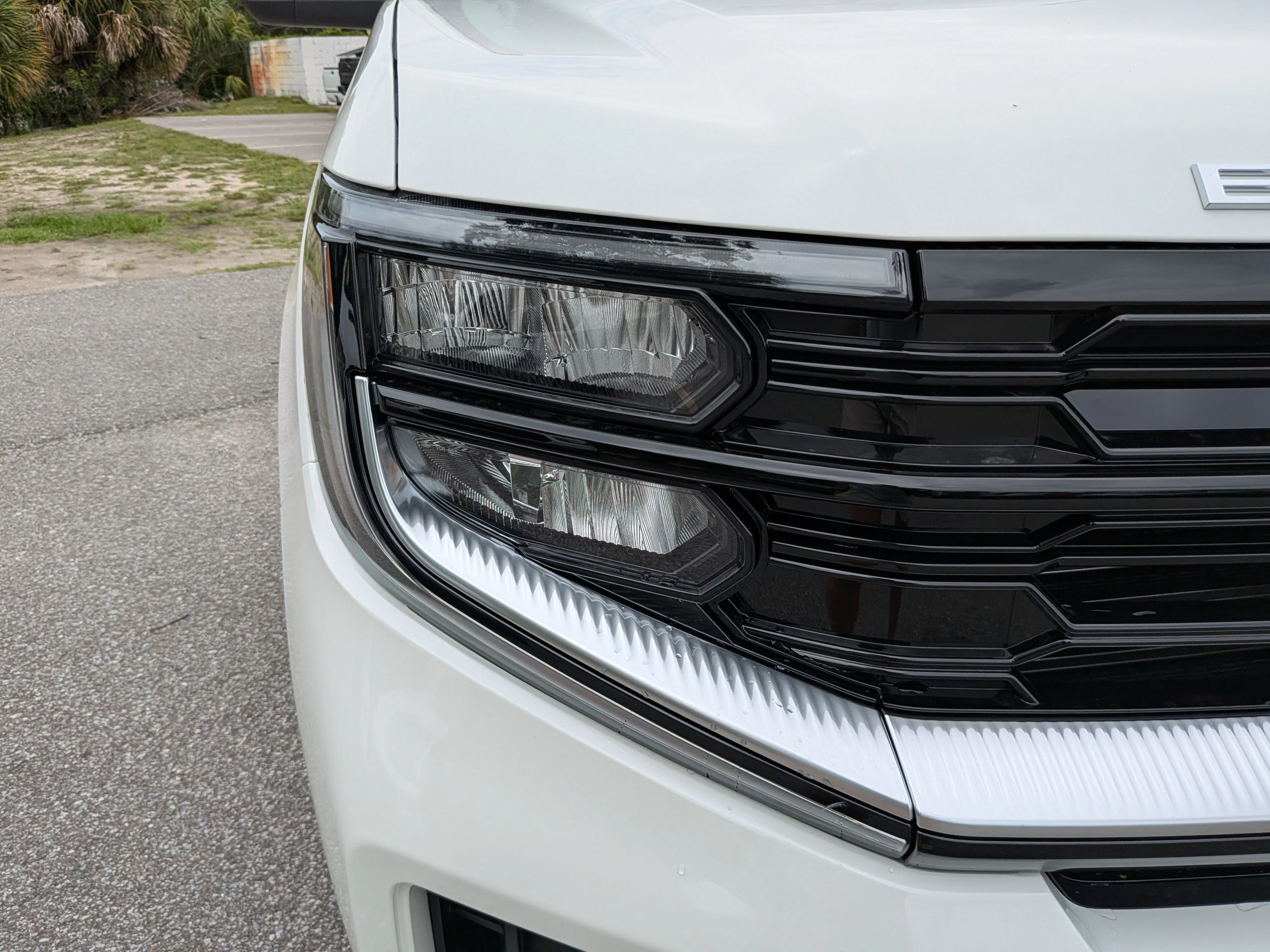 New 2027 Star White Metallic Tri-Coat Ford Platinum image 9