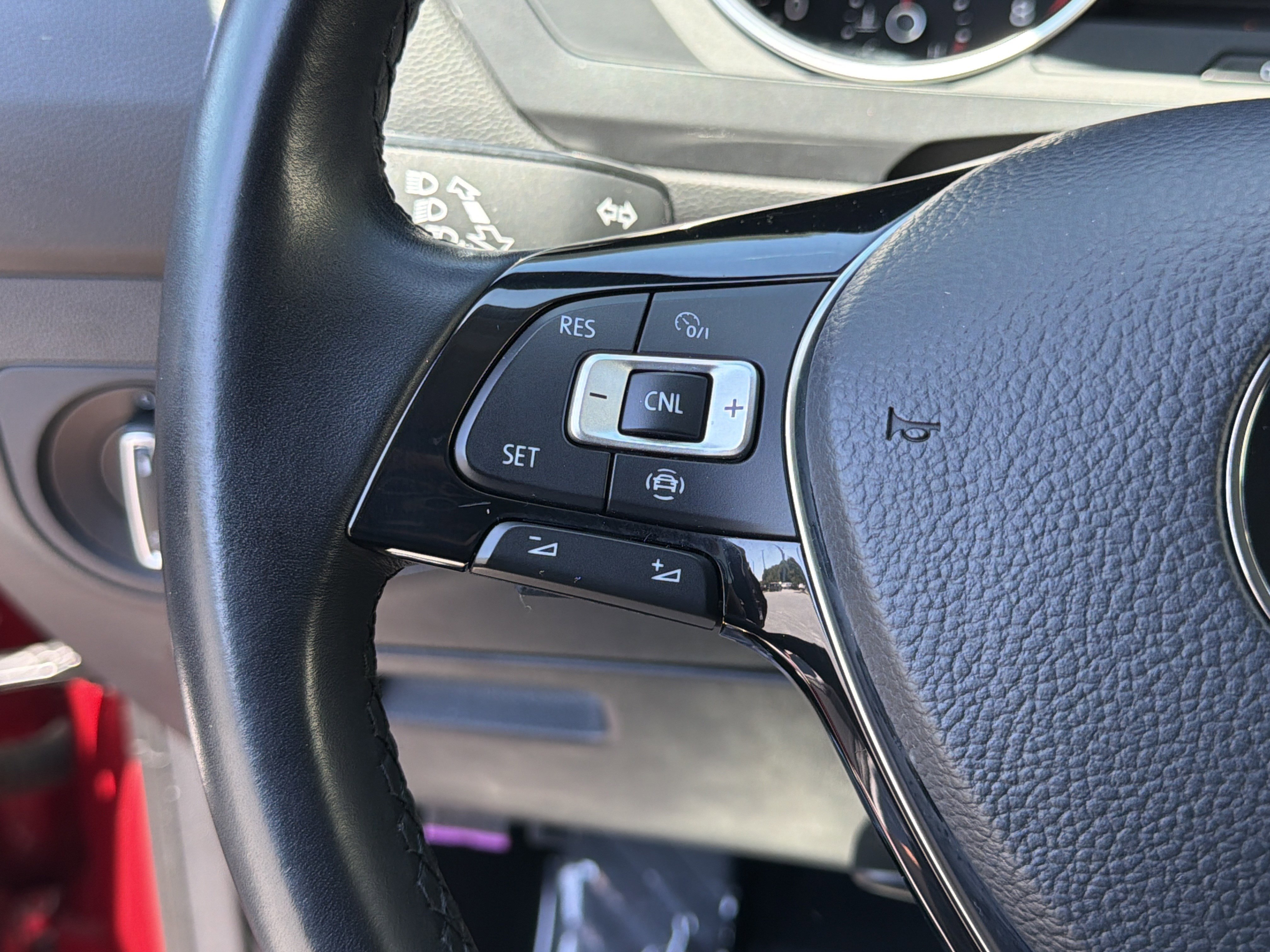 Used 2019  Volkswagen SE image 25