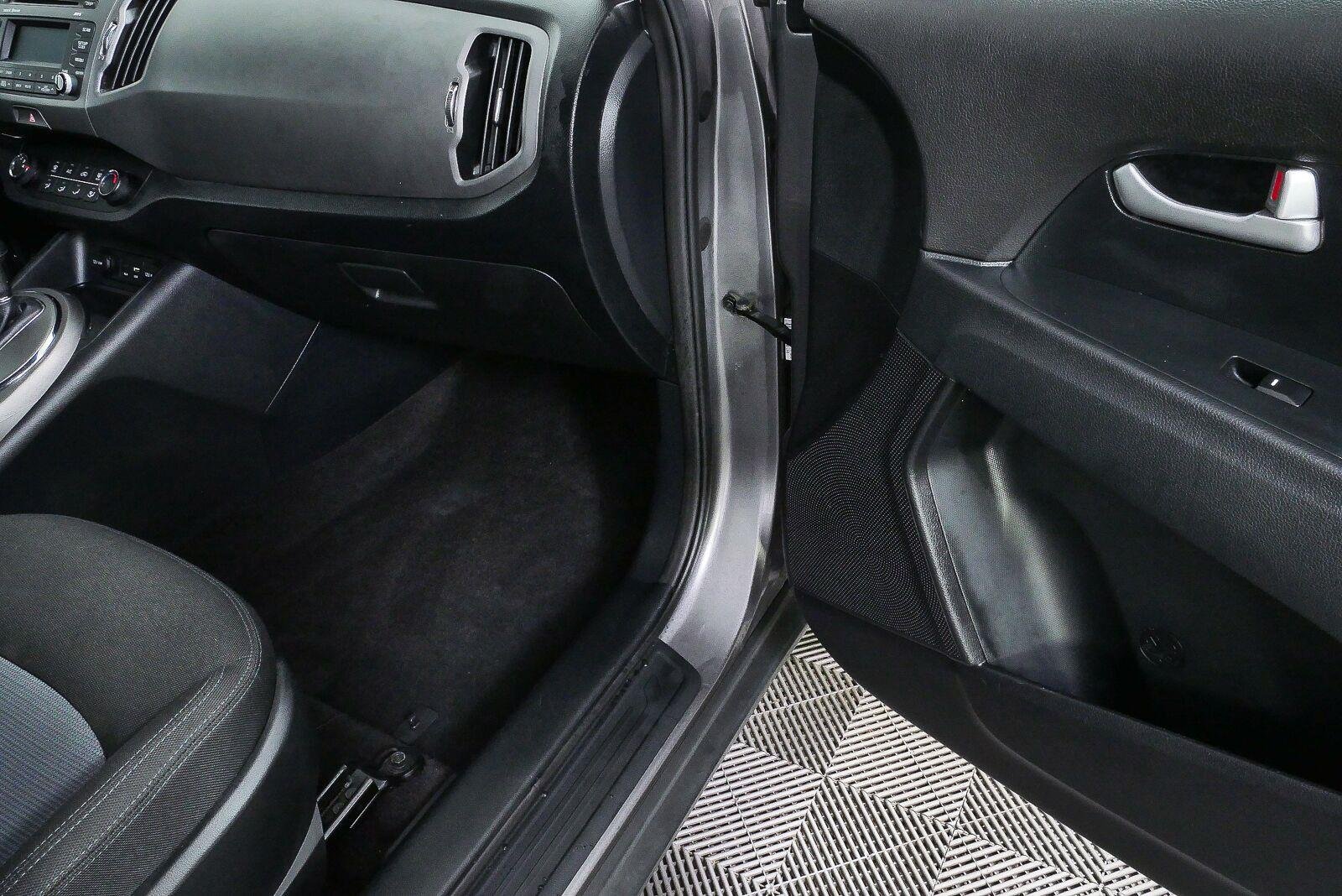 Used 2016 Mineral Silver Kia LX image 28
