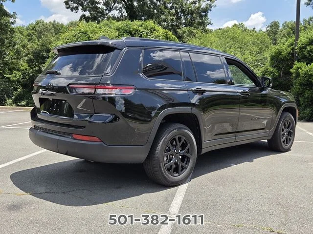 Used 2024 Black Jeep Altitude image 5
