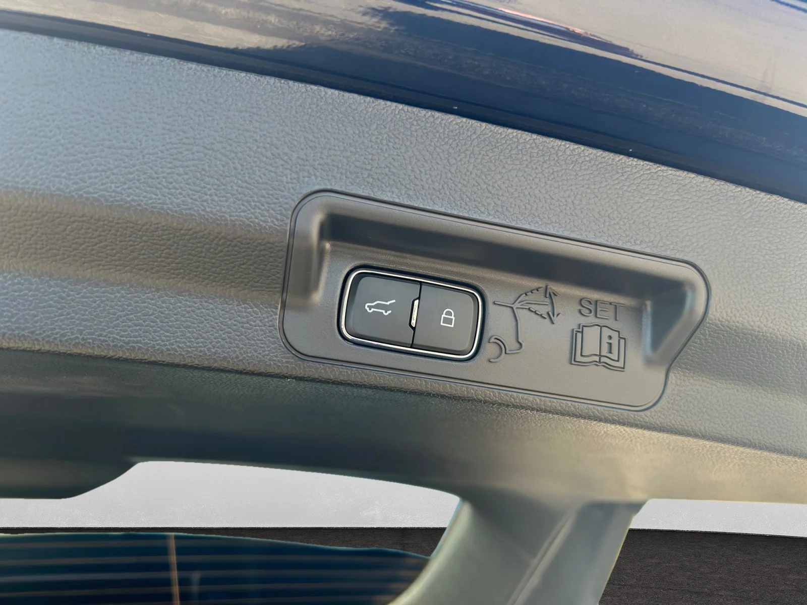 Used 2025  Ford ST-LINE 4WD Low Kms image 11