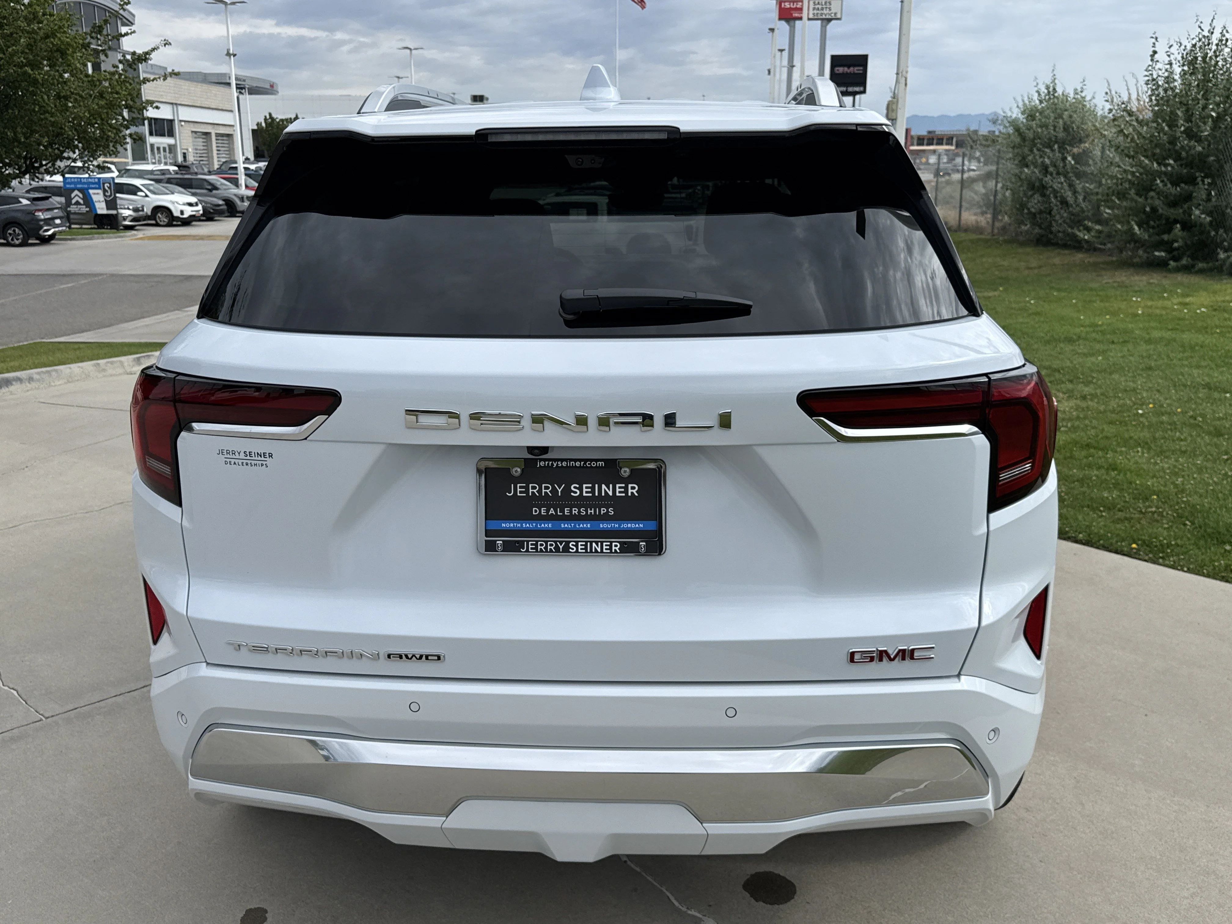 Used 2026 Glacier White Tricoat GMC AWD Denali image 5