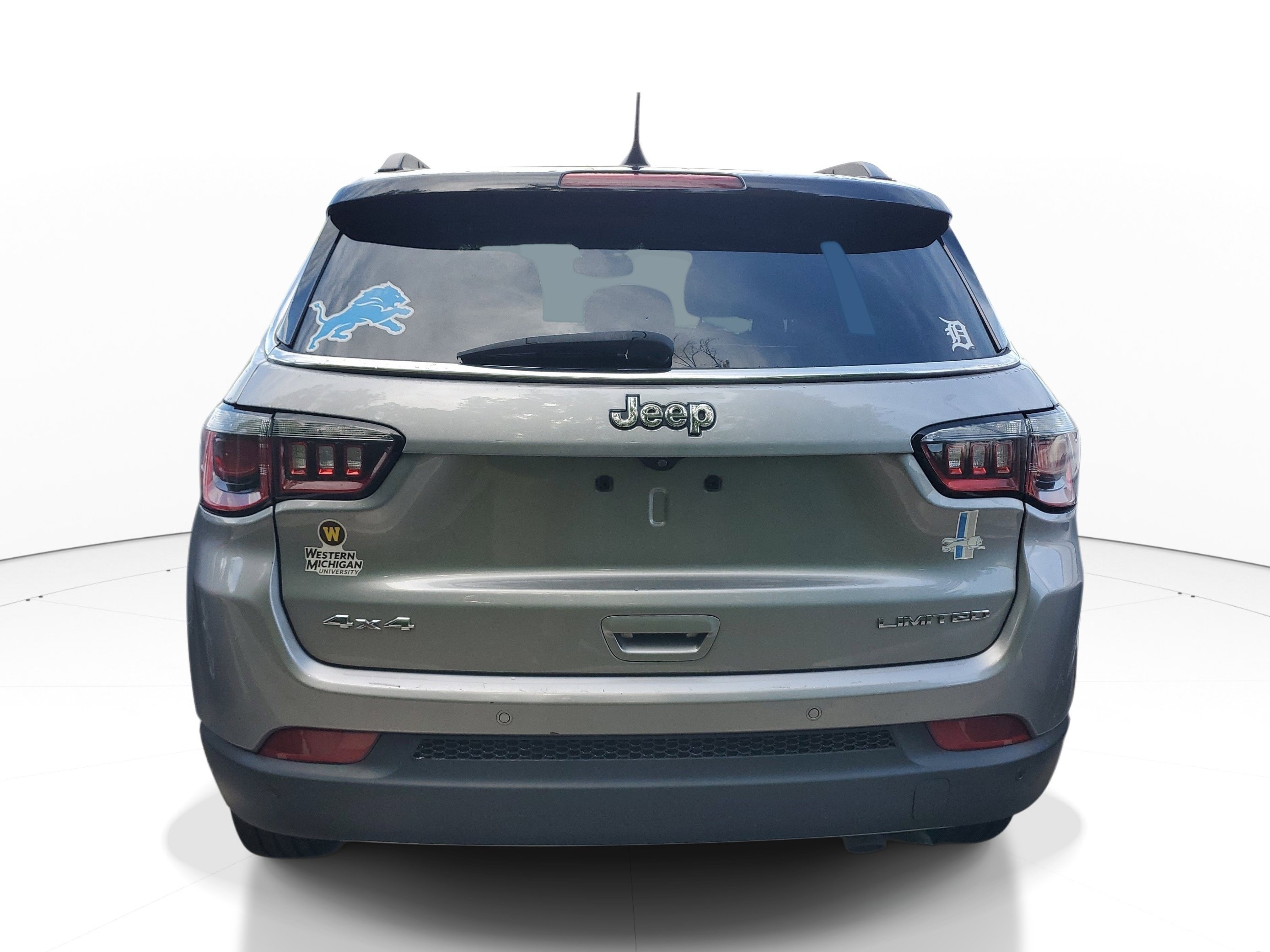 Used 2019 Silver Jeep Limited image 10
