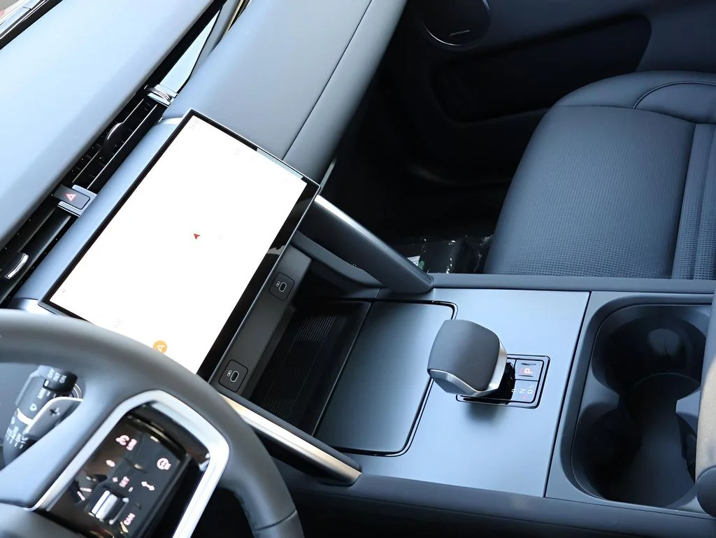 New 2025 Fuji White Land Rover S image 21
