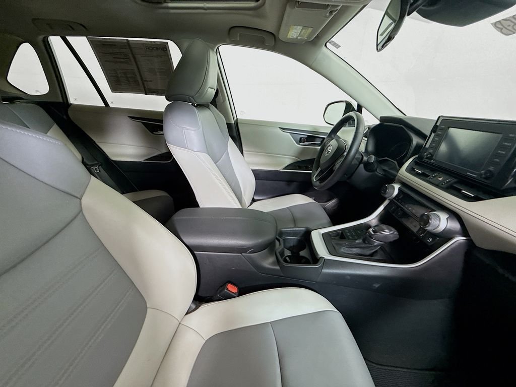 Used 2021 Silver Sky Metallic Toyota XLE Premium image 27
