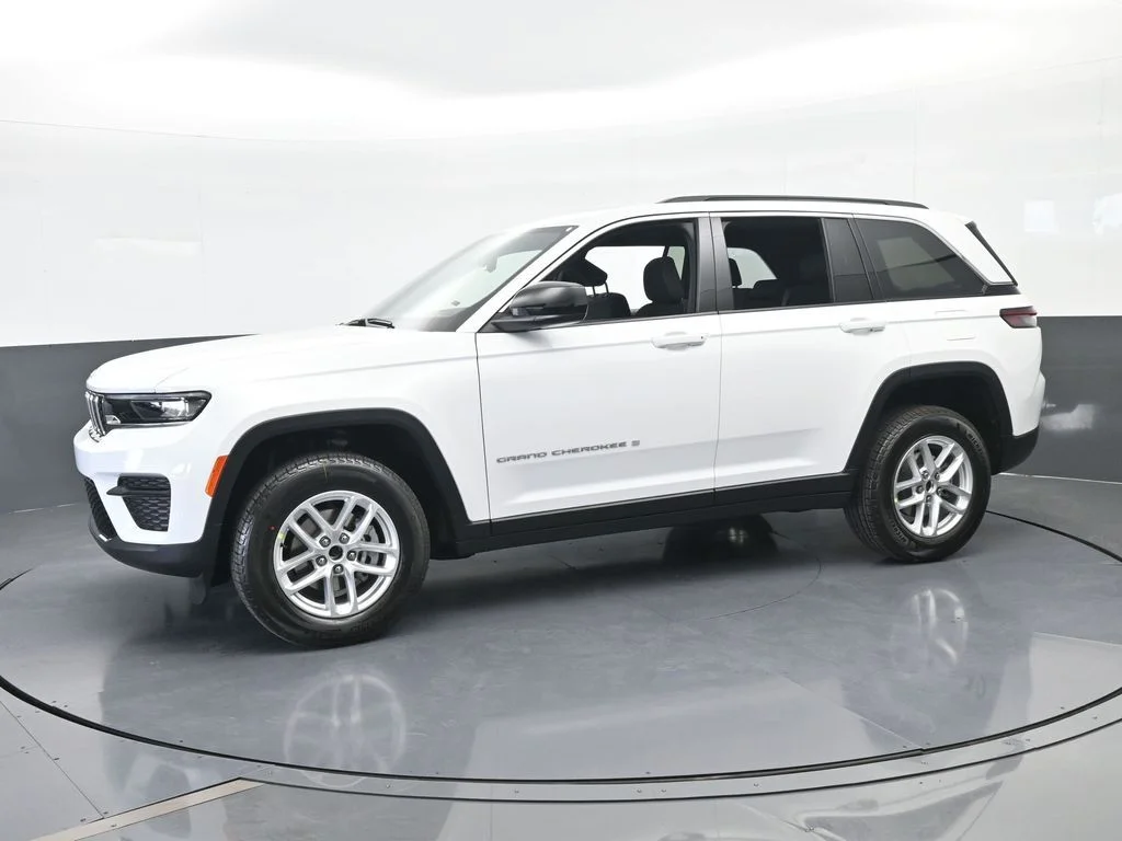 New 2026 Bright White Clear-Coat Exterior Paint Jeep Laredo X image 2