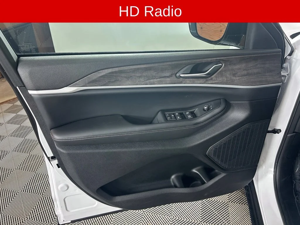 New 2026 Bright White Clear-Coat Exterior Paint Jeep Altitude image 9