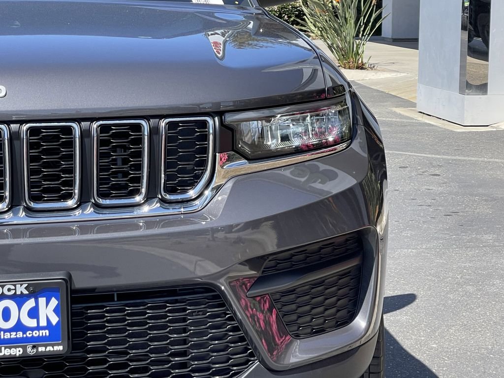New 2026 Baltic Gray Metallic Clear-Coat Exterior Paint Jeep Laredo X image 7