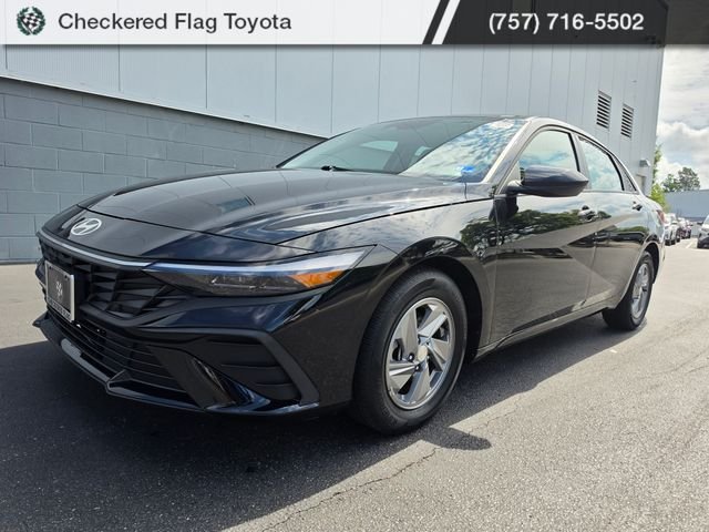 Used 2025 Abyss Black Hyundai SE image 1