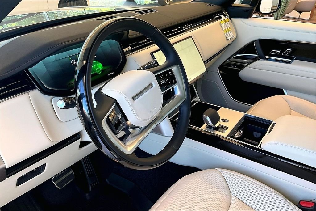 New 2026 Eiger Grey Land Rover SE image 12
