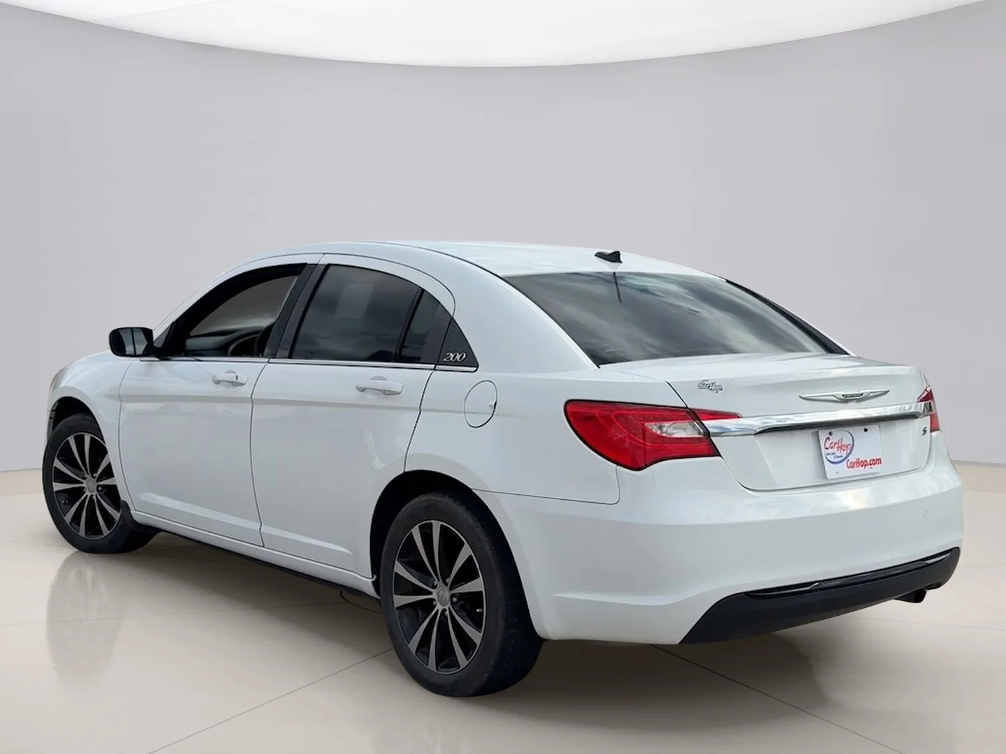 Used 2013 White Chrysler TOURING image 3