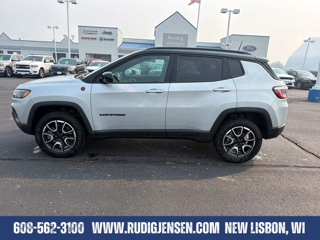 Used 2025 Silver Jeep Trailhawk image 2