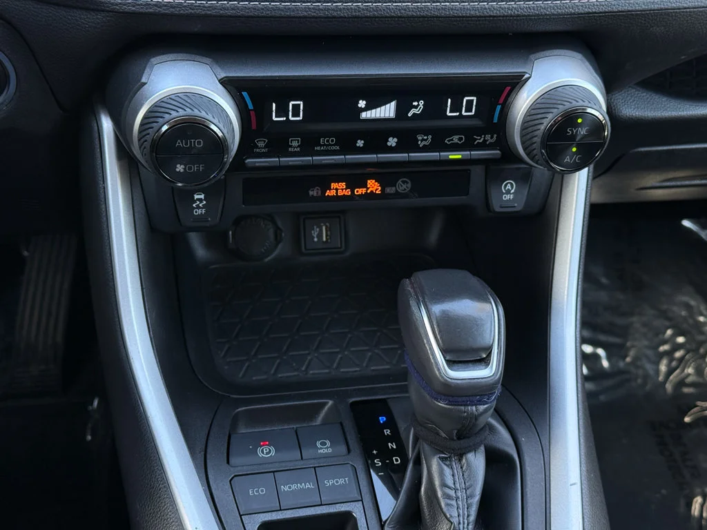 Used 2023  Toyota XLE Premium image 28