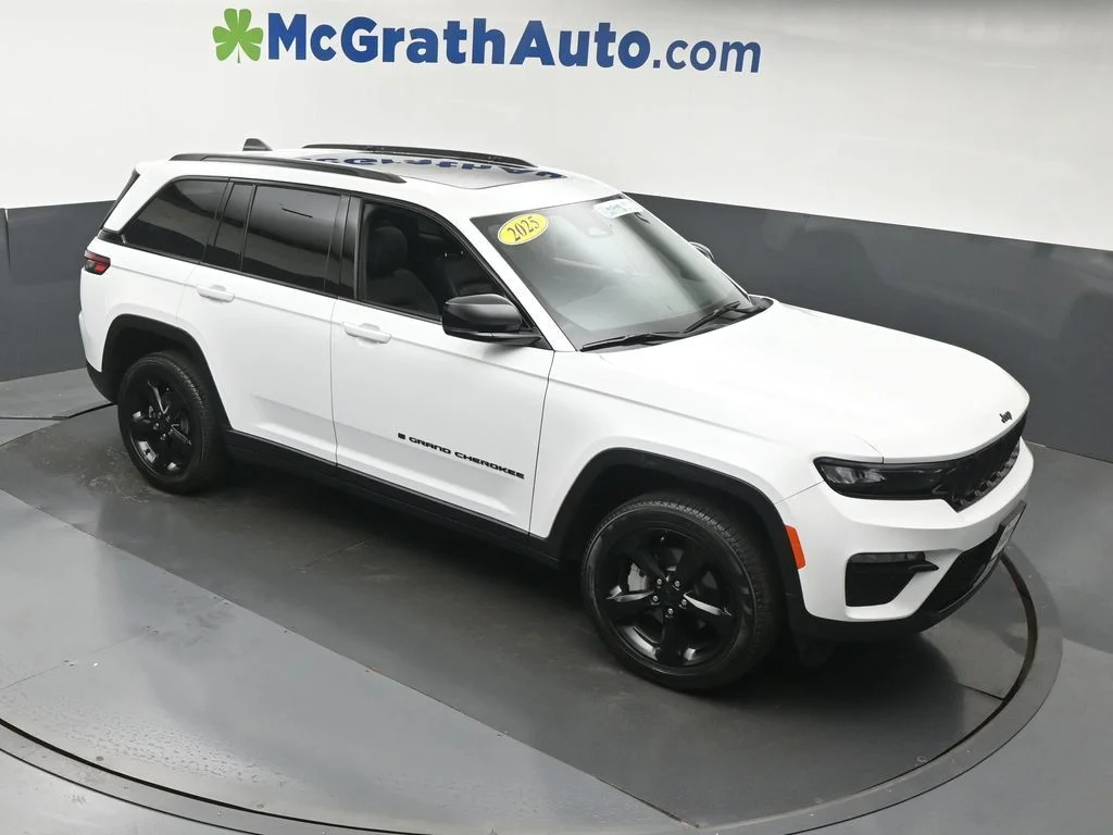 Used 2025 White Jeep Limited image 4