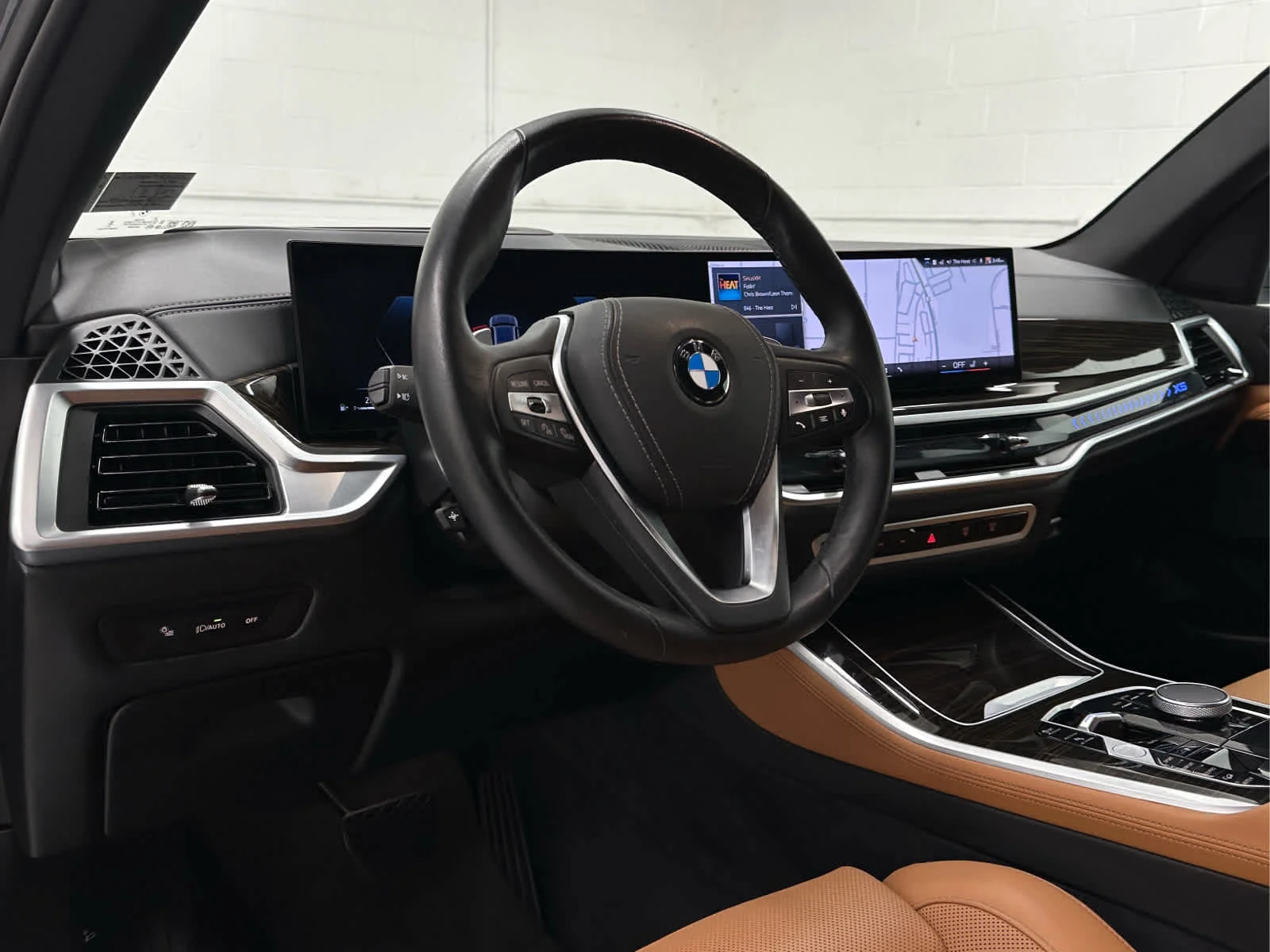 Used 2025 Skyscraper Grey Metallic BMW xDrive40i image 10