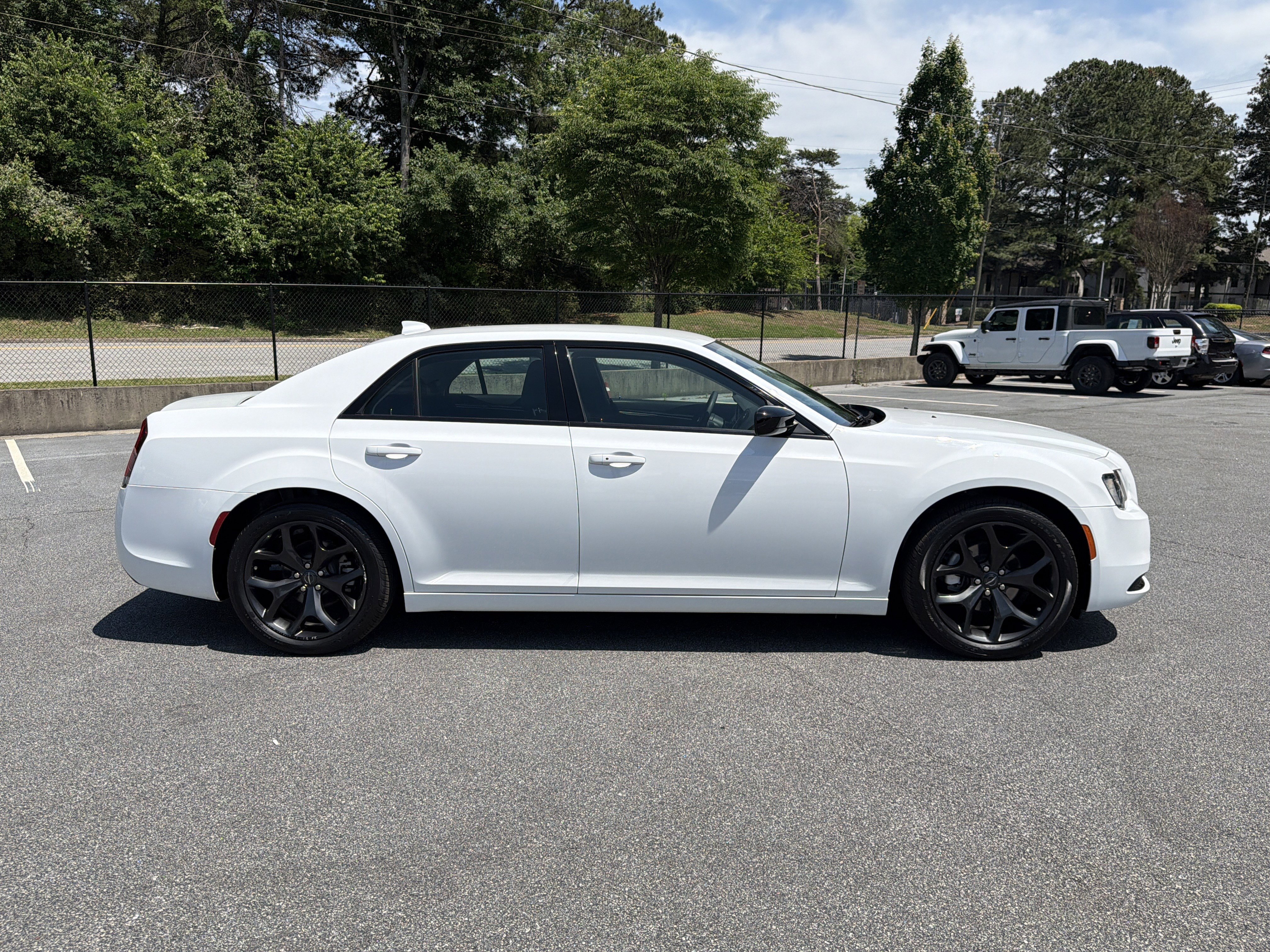 Used 2022 Bright White Clearcoat Chrysler Touring image 17
