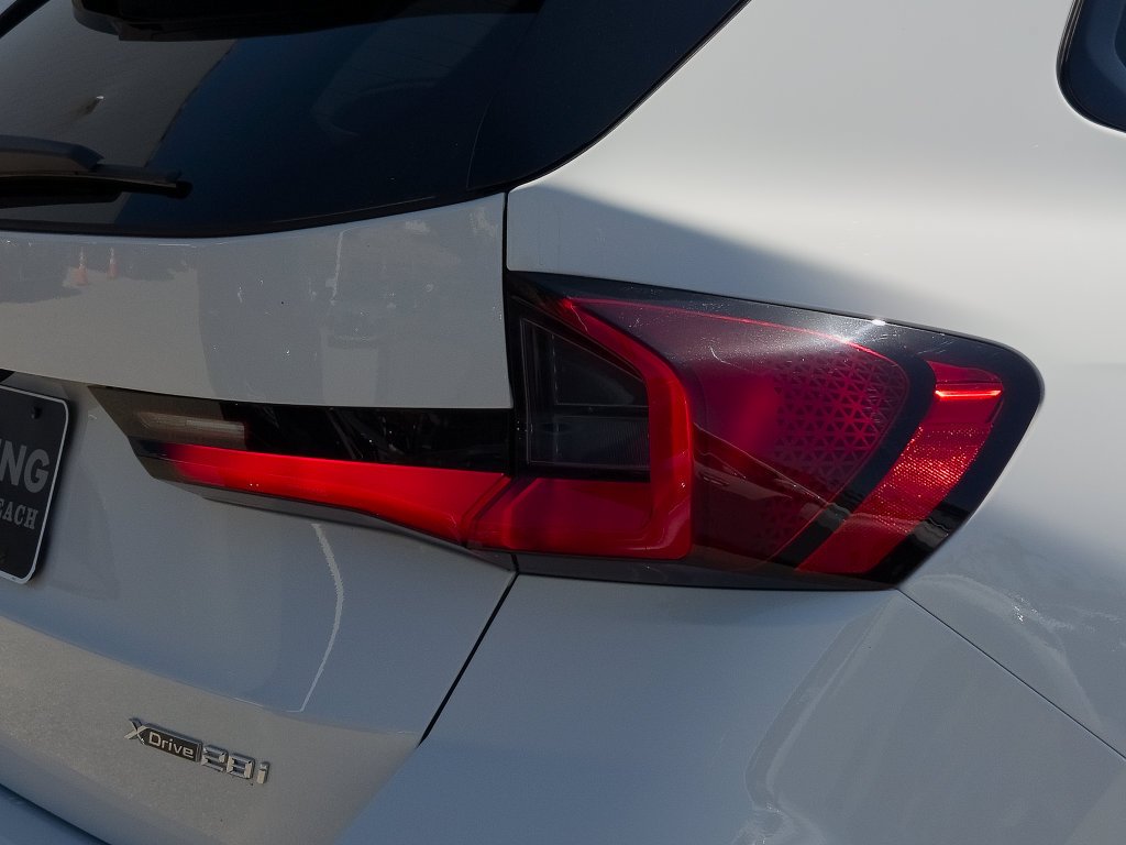 New 2027 Alpine White BMW xDrive28i image 4