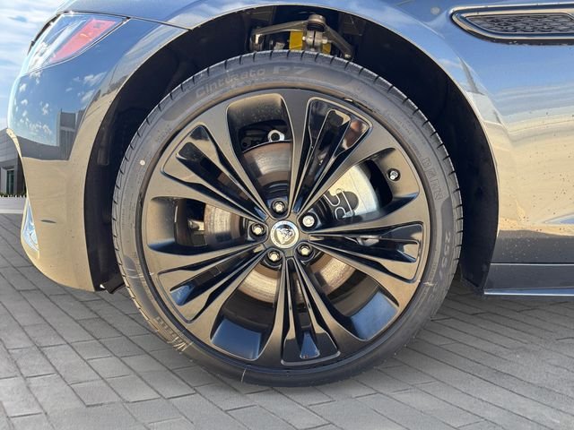 New 2024 Carpathian Grey Jaguar R-Dynamic SE image 9