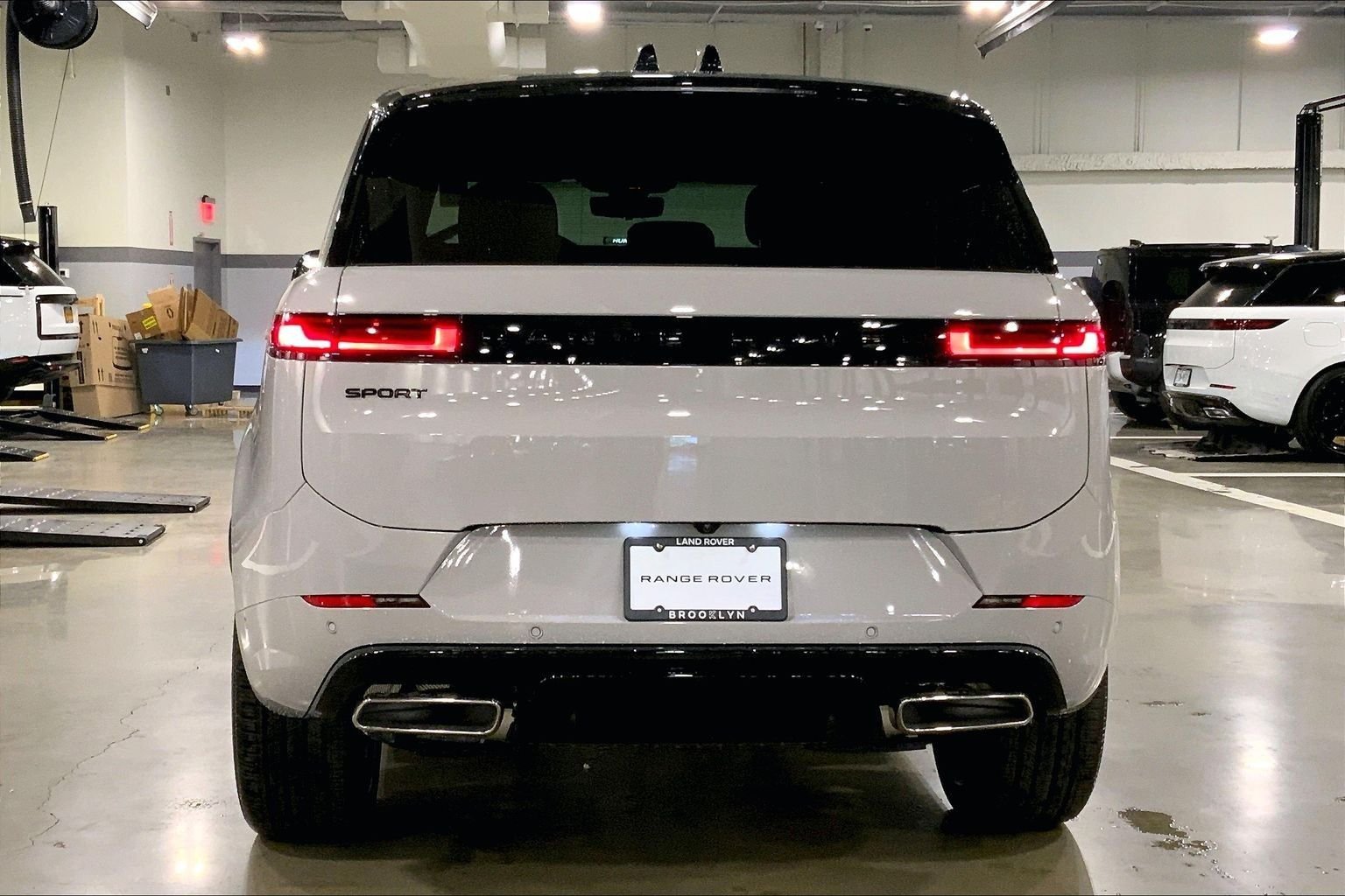 New 2026 Borasco Grey LAND ROVER Dynamic SE image 4