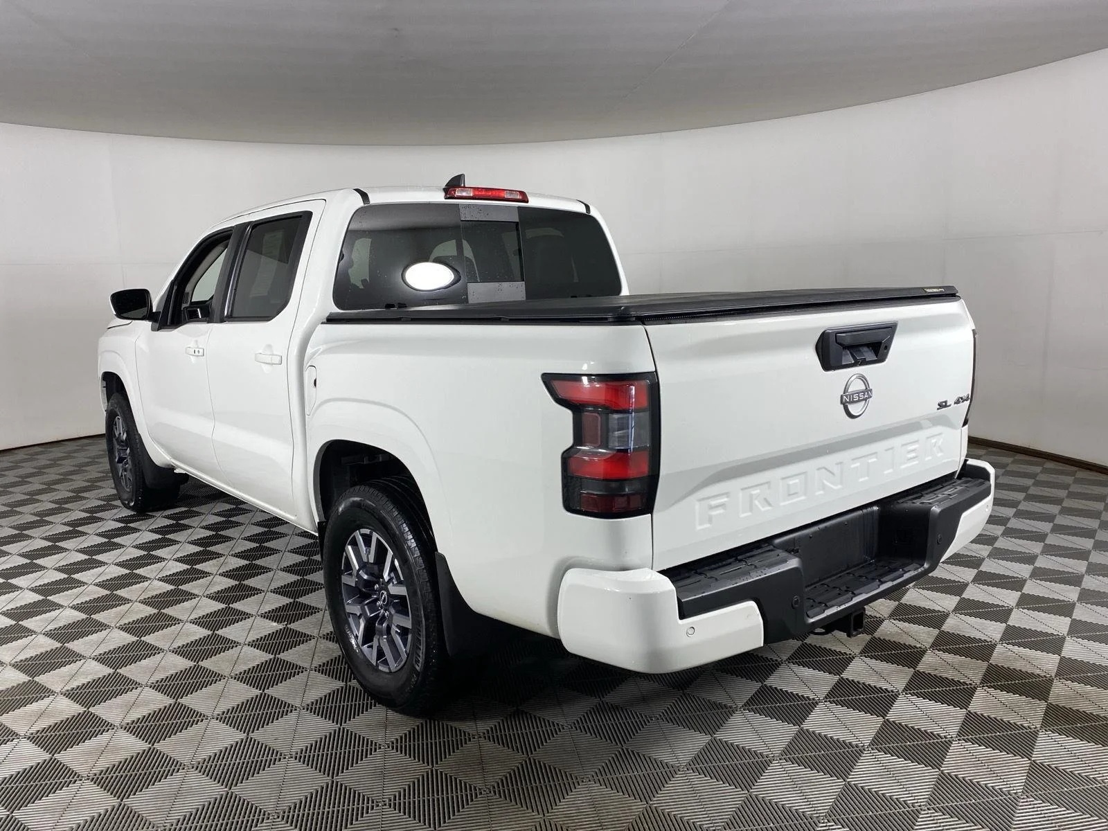 Used 2024 Wh Nissan SL image 5
