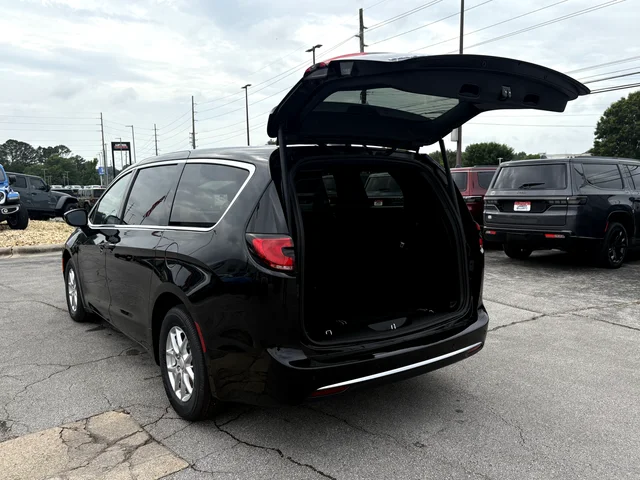 New 2027 Diamond Black Crystal Pearl-Coat Exterior Paint Chrysler Select image 17