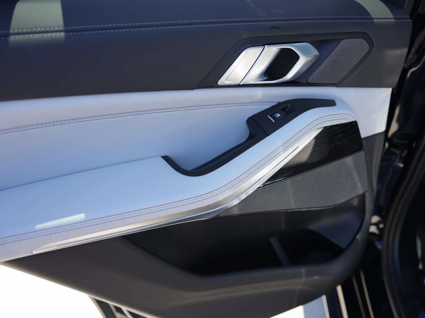 New 2026 Carbon Black Metallic BMW sDrive40i image 9